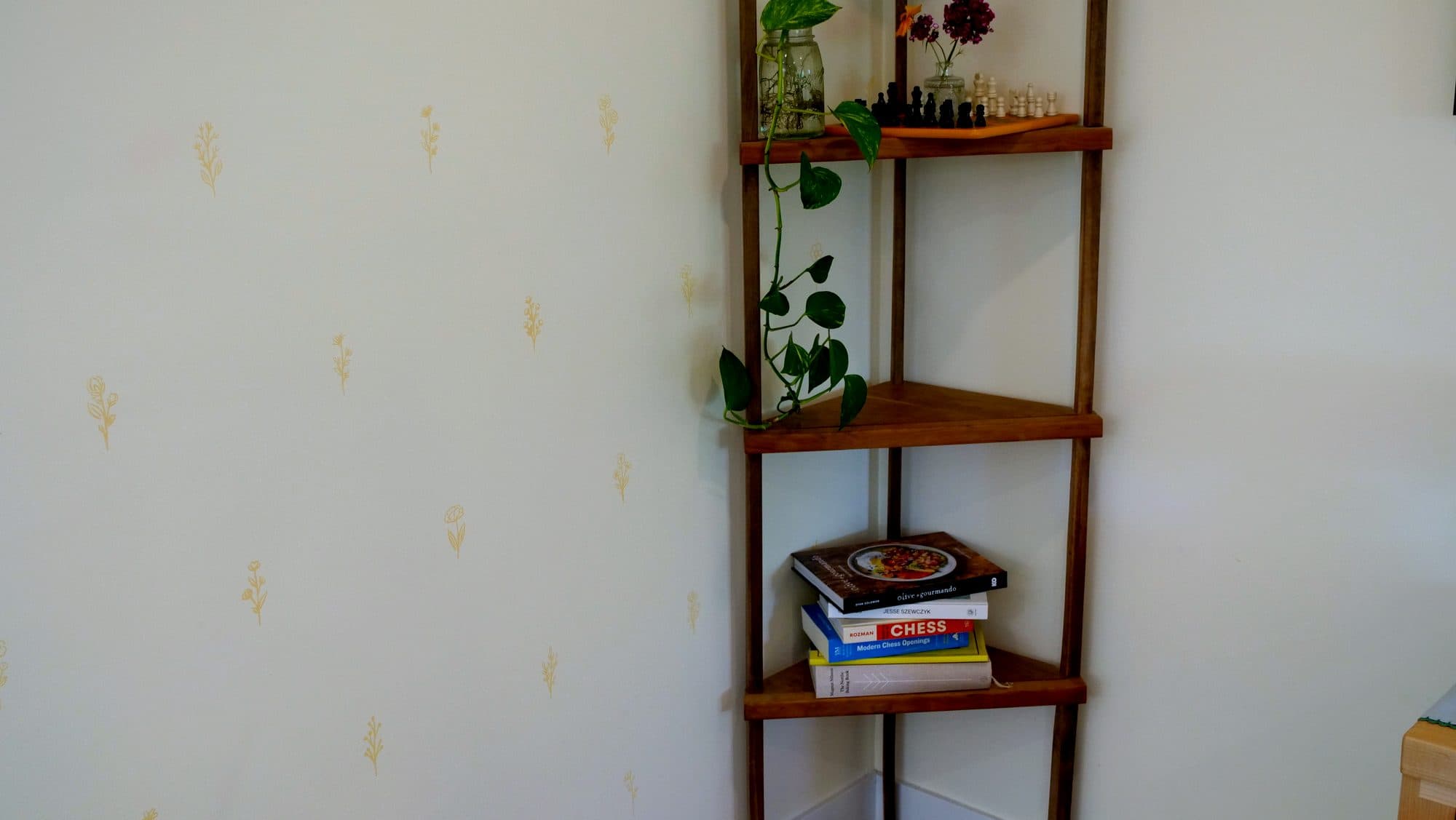Etagere lower shelves