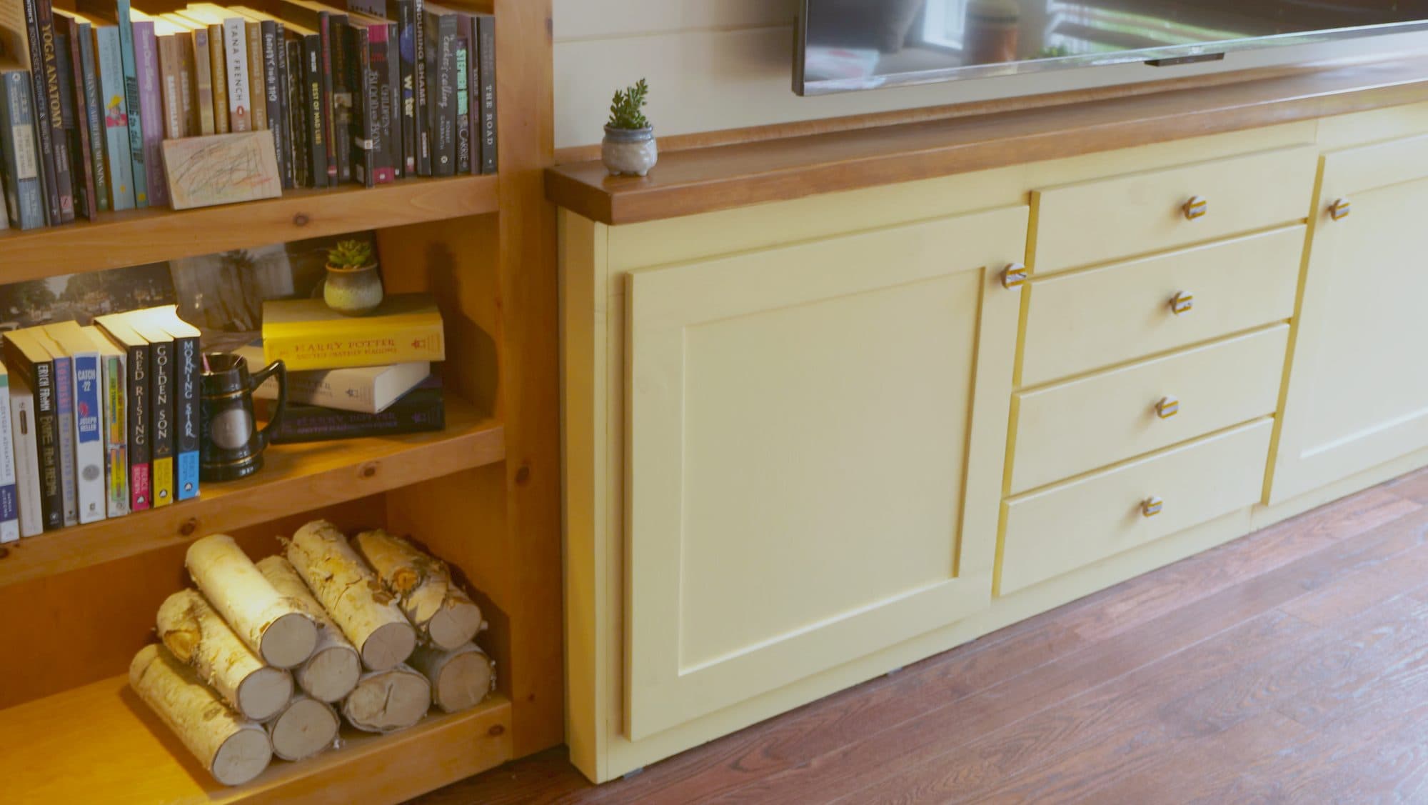 Console + bookcase left detail