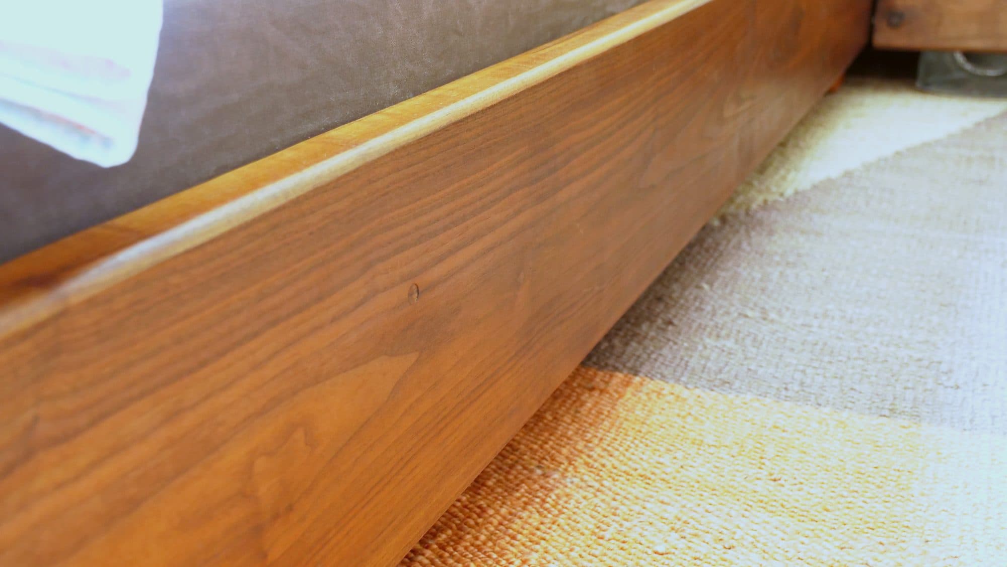 Apron edge + metal foot detail
