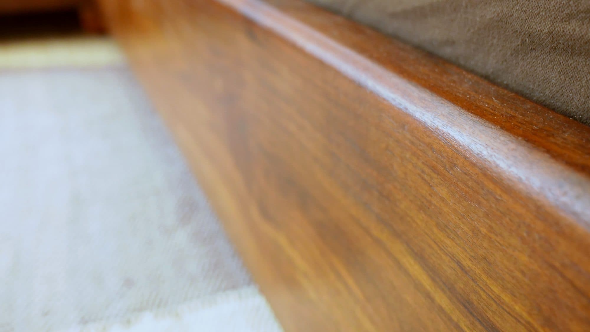 Rounded top-edge bead detail