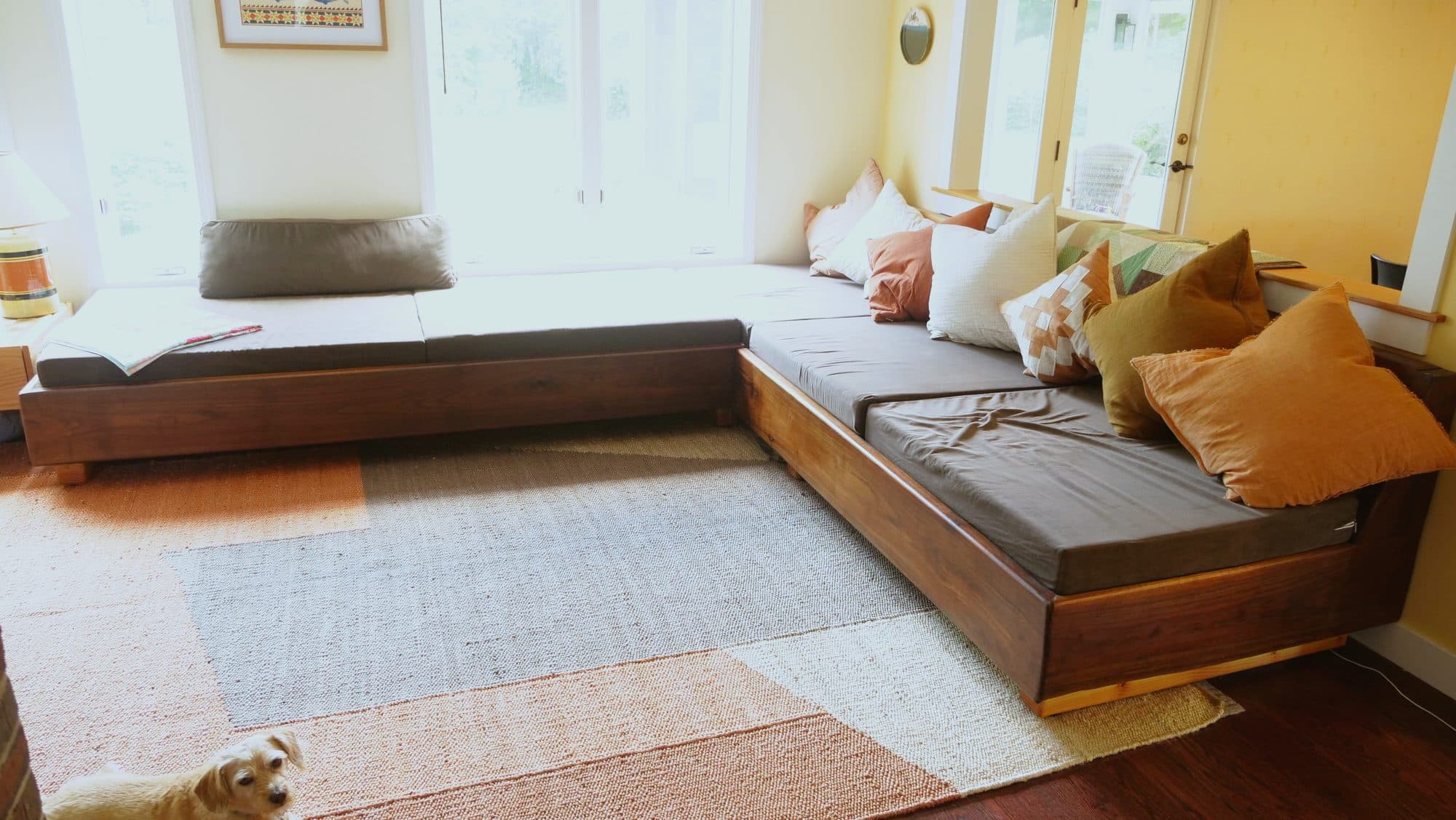 Daybed, wide room view