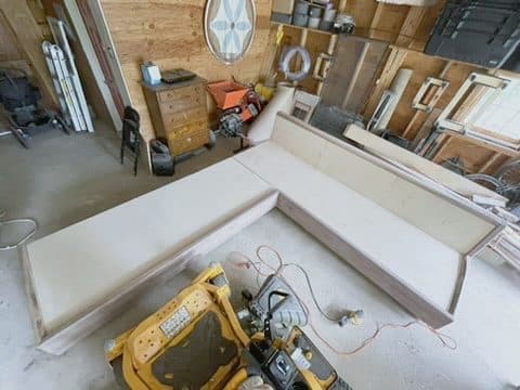 L-seat w/ upholstered deck